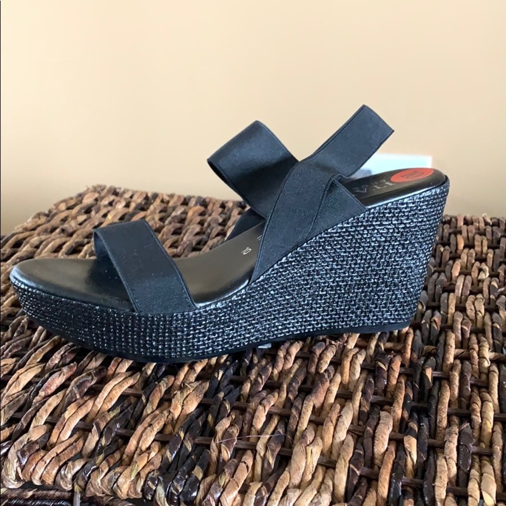Black wedges